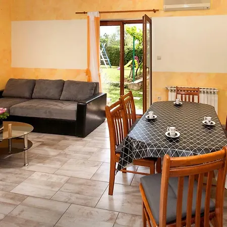 Holiday Ecio , S Velikim Vrtom, Potpuno Ogradena, 펜션 Modrušani